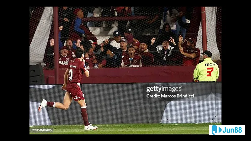 Một cầu thủ Fluminense và một cầu thủ Lanus đua tranh quả bóng trên sân cỏ Một cầu thủ Fluminense và một cầu thủ Lanus đua tranh quả bóng trên sân cỏ