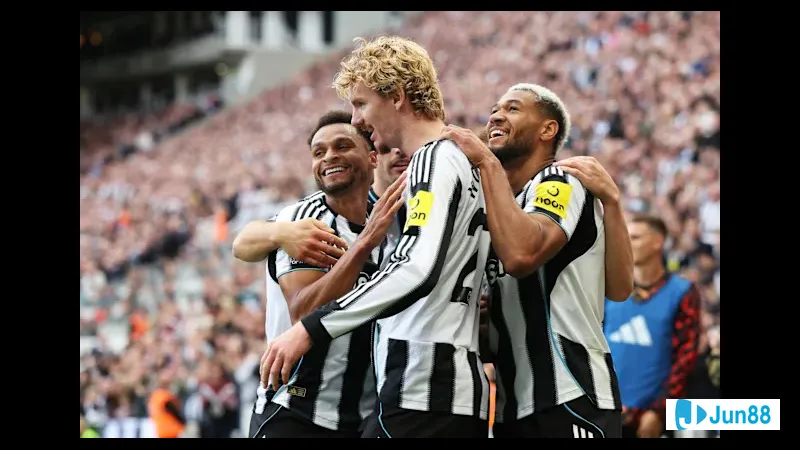 Cầu thủ Newcastle với sự kiên trì tấn công trước hàng phòng ngự của Bradford City Cầu thủ Newcastle với sự kiên trì tấn công trước hàng phòng ngự của Bradford City