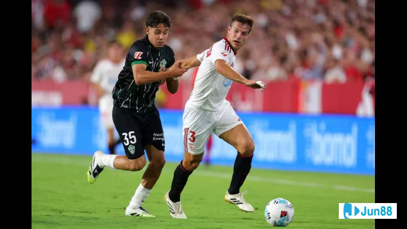 Hành động trong trận đấu giữa Persela Lamongan và Deltras Sidoarjo