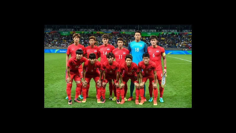 Cầu thủ Hàn Quốc với bóng trước sự truy cản của cầu thủ Paraguay