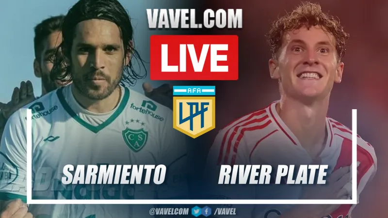 Cầu thủ River Plate vượt qua hậu vệ đối phương trong trận đấu với Sarmiento Junin.